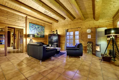 Gemütliches Wohnzimmer mit großer Sitzlandschaft und Kaminofen.