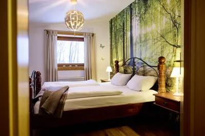 Schlafzimmer mit Bett und Fenster.
