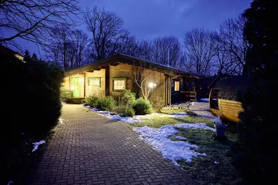 Blockhaus beleuchtete Außenansicht im Winter