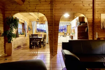Blick von Wohnzimmer in den Koch- und Essbereich.