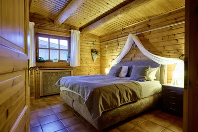 Helles Schlafzimmer mit einem Doppelbett und Fenster.