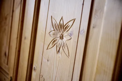 Detailaufnahme des Holzes am Schrank.