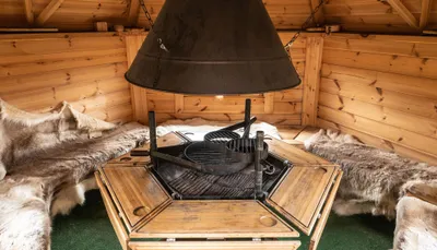 Grillkota Innenraum mit gemütlichem Sitz- und Gillbereich.