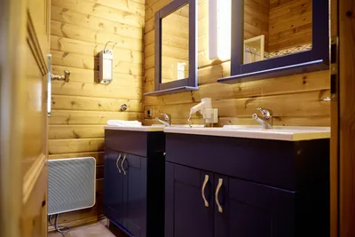 Badezimmer mit 2 Waschbecken und Spiegel.