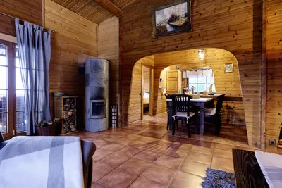 Blick vom Wohnzimmer auf den Essbereich.