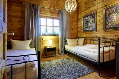 Schlafzimmer mit zwei Einzelbetten und Fenster.