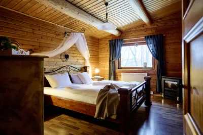 Blick in ein Schlafzimmer mit Doppelbett und Fenster.