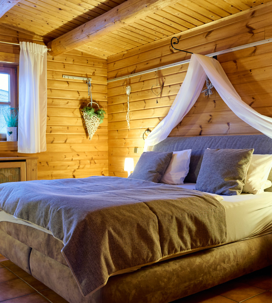 Helles Schlafzimmer mit einem Doppelbett.